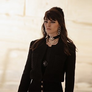 With a buttoned peplum that sculpts the waist, Virginie Viard creates a new feminine interpretation of the tweed jacket for the CHANEL Cruise 2021/22 collection, worn with fluid jodhpurs and patent glove booties for a monochrome allure.​ ​ See more at chanel.com/-RTW_Cruise21-22​ ​ With special thanks to the Jean Cocteau Committee | CHANEL