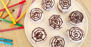 Cuisinez vite et bien / Vidéo. Halloween : des cupcakes toiles d'araignées affreusement délicieux