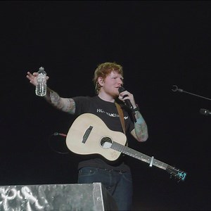 Ed Sheeran kommer til Danmark! 🌟 Koncerten bliver 28. juli i Tusindårsskoven i Odense og billetsalget starter allerede 27. september ❤️ Vi kan slet ikke vente med at synge med alle de store hits! Sidst vi havde besøg af vores britiske favorit, så det sådan her ud i Boxen. | Topsify