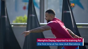 Depay joins Barcelona training for the first time