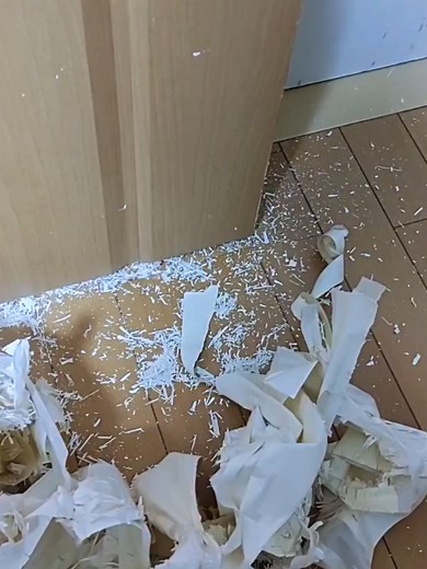 黄ばんだ引き戸をモルタル風にDIYリメイク