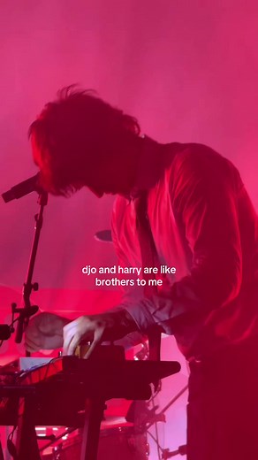 Djo and Harry tether: a real bond at Djo concert