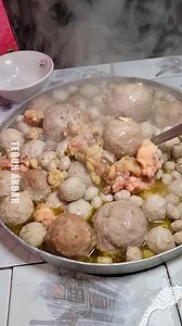 4M views · 17K reactions | Bapak ini berani jualan bakso lokasinya ngumpet jauh dari jalanan tapi yang beli tiap hari rame terus, sehari 100kg bakso ludes !!! | Teguh Akbar | Facebook