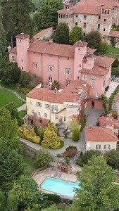 Da venticinque anni, il Castello Rosso è una storia di famiglia. Tra le vigne del Marchesato di Saluzzo, la famiglia Pio porta avanti con passione una tradizione fatta di accoglienza, autenticità e gusto. Il cuore del castello batte nella sua cucina: piatti che raccontano il territorio con materie prime fresche e prodotti a km0 della Val Varaita. Un luogo dove ogni dettaglio profuma di casa e di storia. #CastelloRosso #FamigliaPio #RistoranteDiCharme #Km0 #ValVaraita #CucinaItaliana | Castello R