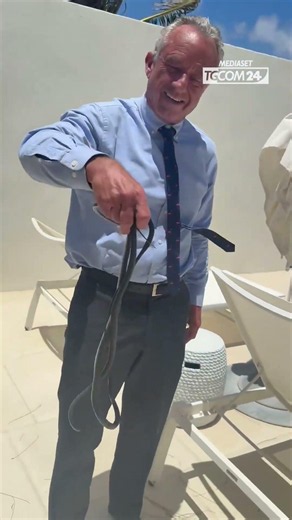 Robert Kennedy Jr morso da due serpenti mentre li maneggia a mani nude