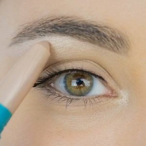 Cheat your beauty sleep.✨ Our Brilliant Eye Brightener™ in Stella (Champagne Shimmer) instantly highlights brightens your eyes for that "I just got 8 hours of sleep" look. Apply it on your waterline, the inner corners of your eyes under the brow bone! bit.ly/TCBrilliantEyeBrightener | Thrive Causemetics