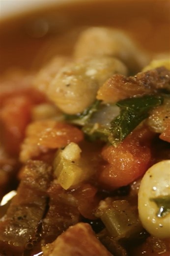 Soupe italienne copieuse aux fèves et à la bette à carde