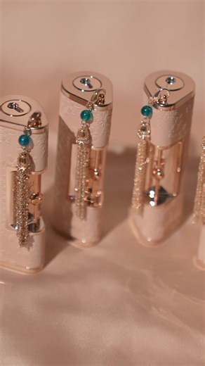 3.4K views · 82 reactions | Experience the luxurious texture of our ’Under the Peach Blossom‘ Love Lock Lipstick! This velvety lipstick glides on effortlessly, providing a smooth and seductive peach blossom shade to your lips. #Florasis #MakeupLover #Makeupaddict #Springbeauty | 花西子Florasis | Facebook