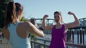 Woman Takes Photos Her Workout Friend : vidéo de stock (100 % libre de droit) 1017331672 | Shutterstock