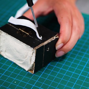 31K views · 241 reactions | Capas estilosas para seu telefone e fone de ouvido feitas com tênis velhos  | Ideias Incríveis | Facebook