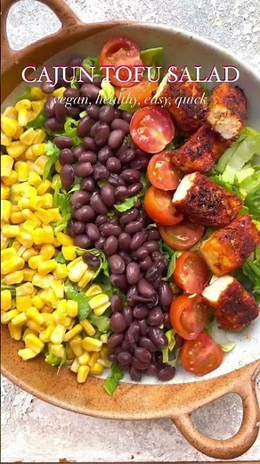 RECIPE BELOW 👇🏽 ⁣🥗 CRISPY CAJUN TOFU SALAD 🥗⁣#tofu #salad #tofusalad #crispytofu #tofurecipes