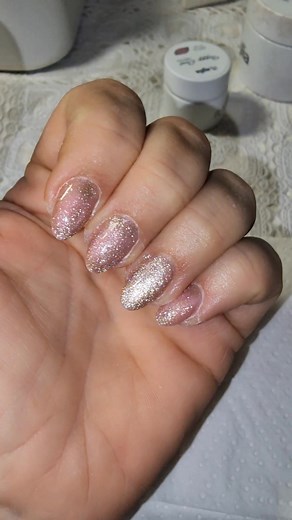 Třipitivé ja môžem 😍.... takto krásne sa blištia pod svetlom mobilu ....chcem poukázať na to, že veľakrát prídete za mnou s podobným videom či fotkou, no v reále pri dennom svetle sa takto nebudú nikdy trblietať, preto môže dôjsť k sklamaniu, nenaplneniu očakávaní. Takže chápte, že takto sa lesknú len pod silným nasvietením...pri ktorom sú robené aj fotky a videá iných nechtárok. | Bella Loo- nechtový dizajn, vizážistika