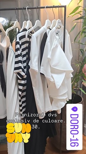 Intre alb si negru, zile, vesti, stiri, eu sunt furnizor mono discurs: cand tara arde e bine sa te piepteni. Aici sunt o mana de designeri, usor obositi dupa efortul de a pregati, amenaja, cara, sustine ce au mai bun in acest moment, pentru voi. Ne strangem doar de doua ori pe an. Mie imi place sa ma regasesc in acest grup si observ cu admiratie cum se poarta creativii cu cele ce le vor purta hainele, pantofii, bijuteriile- pun piedestal. E o intalnire de care va invit sa profitati. A doua zi si