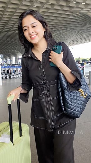 #TejasswiPrakash arrives in an all black look as she arrives at the airport. | PinkVilla