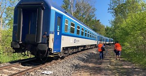 Vlaky mezi Prahou a Kolínem zastavila smrtelná nehoda. Muže srazil rychlík