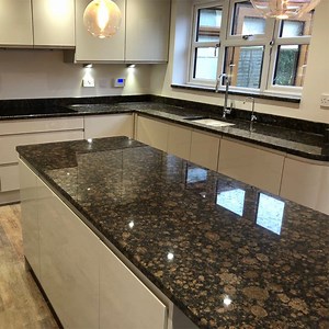 [Hot Item] Natural Baltic Brown Granite Stone for Table Island Tops Dining Countertops