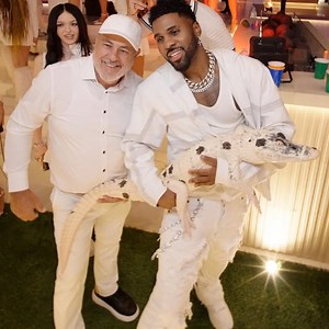 ඇමෙරිකානු ගායක ජේසන් ඩෙරූලෝ සහභාගී වූ උත්සවයකට රැගෙන ආ "Dalmatian Alligator" වර්ගයේ සත්වයෙකු මේ වන විට ලෝකයේම අවධානය දිනාගෙන ඇත. රුපියල් කෝටි 15ක් (ඩොලර් 500,000ක්) පමණ වටිනාකමකින් යුත් මෙම සත්වයාගේ ඇති විශේෂත්වය වන්නේ සාමාන්‍ය කිඹුල් මව්පියන්ගෙන් උපත ලබා තිබීමයි. ජානමය විකෘතියක් හේතුවෙන් ශරීරය පුරා ඇති වූ කළු සහ සුදු පැල්ලම් නිසා මෙම සත්වයා "Dalmatian" යන නමින් හඳුන්වයි. විද්‍යාඥයන්ට අනුව මෙවැනි සත්වයෙකු බිහිවීමේ සම්භාවිතාව මිලියන 100කින් එකකි. ©Api Lokayo අපි ලෝකයෝ | Api Lokayo අපි ලෝකයෝ