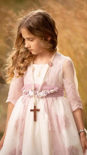 Ella es Sofía, una niña dulce y delicada que iba preciosa con este maravilloso vestido de @alhuka_moda_infantil 🥰 LLeva también una corona de pistilos en tonos buganvilla muy especialexclusiva de El Baúl del Peque ❤ y bailarinas al tono 💖 Enhorabuena tesosro por tu Gran Dñia, y mil gracias a suu familia por elegirnos para vestirla en su Primera Comunión 😘💖😘 Fotos @jlmedinafotografo #niñaguapa #vestidodecomunionmaravilloso #vestidodecomunion #tiendadecomunionmalaga #tiendadecomunion #atencio