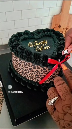 This cake didn’t just walk in it slayed. Inspired by bold prints and birthday heat, this cheetah-patterned beauty brought all the spice, sass, and sexy. Megan Thee Stallion vibes, "Oh baby baby", this one was pure fun from start to finish! ✨ Featuring: - Fierce cheetah print pattern - Bold shell piping details - Luxe red bows for that pop of sass - A custom “20 & Fine” topper that says it all Every inch of this cake was designed to turn heads and light candles with attitude. If you’re ready to c