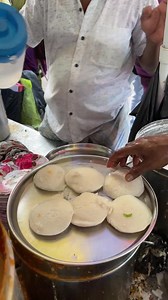 Paani wali Idli of Kolkata 🫠😱 #kolkata #reelsfb #streetfood #idli #southindianfood | Sanskar khemani