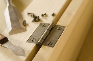 4 Steps To Install Hinges On A Dovetail Box With Woodworking Hand Tools