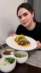 Amigas💗 hoy cocine Tacos de carne molida con longaniza🤤 quedaron súper ricos😍 fácil y rápidos de cocinar🥰 recordé cuando mi mamá nos hacía❤️ | TaniaMaldonado