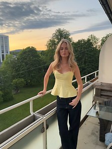 Emma Karlsen on Instagram: "🧚🏼🙋‍♀️💛"