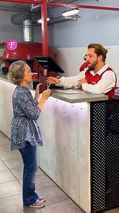 3.7M views · 10K reactions | Momento conmovedor entre el personal de un restaurante #Fabiosa #viral #viralreels #fyp | Fabiosa Español | Facebook