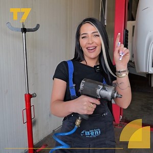 673K views · 3.3K reactions | Zoja Nushi bëhet mekanike, e ndërron vajin e veturës - "A po doni drejta t'barabarta?", shikojeni aventurën e saj #T7 #zojanushi | T7+ | Facebook