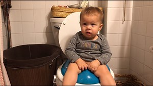 Ms. Twyla Bean is now finally pooping on the big toilet! 🙌 This is her finishing up and then signaling "all done" with her hands at the end. You'll notice she screams to get off, I show her the "all done" sign, and then she calmly does it back. Just givin' a language to things, folks. 😋 So, to continue with what we're doing with T to start the wrap-up process, we have used sign language to complement our verbal language around potty time from the time she began to sit unassisted. We use it at 