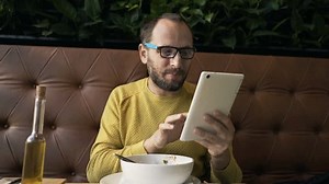 「カフェでサラダを食べるタブレットを持つ男性」の動画素材（ロイヤリティフリー）35067646 | Shutterstock