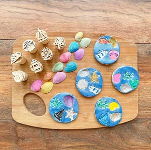 Discover all the incredible textures of the beach by creating a clay seaside scene! Use shells and mini wooden seaside shapes to create imprints in the clay, decorate with paint and leave to dry. These scenes make beautiful gifts and will be sure to evoke nostalgic memories of seaside holidays! HAVE YOU MADE ANY CLAY CRAFTS?! Video by @create_make_and_play #Shell #seaside #kidscrafts #diy #kidsplay #kindergarten #getkidscrafting #craftsupplies #artsandcrafts #craftsy #instacrafts #kinderspiele #