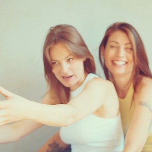 Jill on Instagram: "The Sisters 👯‍♀️ Coming soon 📸📸 by @balanciaofficial Trop hâte de vous faire découvrir le shooting de fou que j’ai pu faire avec ma soeur @jennatp !! Si tu pouvais faire un shooting pro avec qui tu aimerais le faire ???? Bon week-end mes petits Vautours 💐💐 #modeling #fashion #comingsoon #sisters #modelagency @dominiquemodels_official"