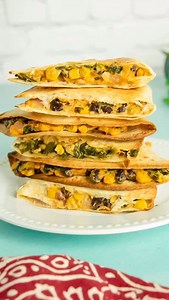How about some easy vegan quesadillas for dinner? This recipe uses my homemade cashew queso as the base for a black bean, corn, spinach filling, and it is just so delicious! Make these with my same fillings or use what you have! | Glue & Glitter - Simple Vegan Recipes