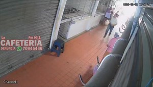 DISPAROS EN MERCADO SAN ANTONIO El mercado San Antonio se convirtió en zona de pánico cuando dos delincuentes abrieron fuego en pleno pasillo, provocando el caos entre comerciantes y clientes. Tras los disparos, algunos vendedores no se quedaron de brazos cruzados y persiguieron a uno de los pistoleros, logrando reducirlo a 100 metros del lugar. La policía reaccionó de inmediato y detuvo a seis sospechosos, incautando el arma de fuego utilizada en el ataque. Se investiga si los implicados forman