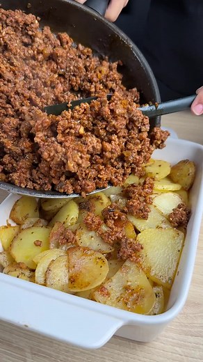 Eu cozinhei esta receita de carne moída e batatas! Deliciosa e fácil! #fblifestyle #socialconnection #cooking | Receitas da Vivi