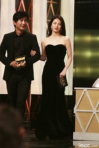 Suzy leaves fans in awe in a beautiful black gown at the '2014 MBC Drama Awards'