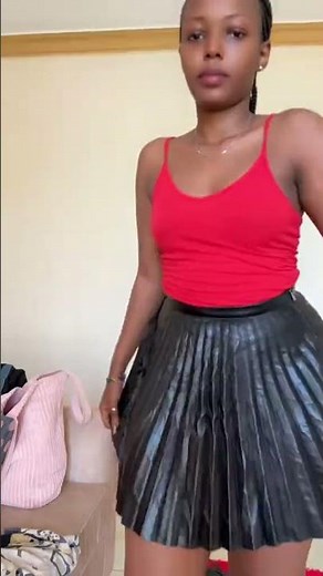 Ebony in short skirt insane twerk.....MUST WATCH