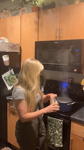 ⚠️NOTE⚠️:You can be allergic to chitin!!! So don’t test if having severe symptoms!!! I unfortunately didn’t have any fresh Chicken of the Woods 🐓to demonstrate on but boiling a mushroom is a pretty easy task! I know it’s simple but by boiling and straining my fresh mushrooms first I have been able to digest my mushrooms much better as I have a resistance to chitin. But depending on your symptoms do not try this if you are worried you are allergic to chitin which you cannot cook the chitin compl