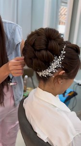 💠Hello and thank you for your interest to learn with me at Nissara Thai Hair Academy. This is for advanced class training update 2023. I have trained thousands of students from all over the world and they have immensely benefited from my tips, tricks and techniques for hairstyling.💠Below are the details of my course. Duration : 3 daysWhat will you learn : 6 back styles and multiple front variations and every hairstyles I'll arrange a real model for your to learn on Practical hands-on assignmen