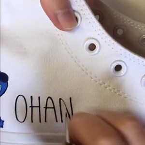 (DIY) Une super idée pour customiser ses chaussures soi-même avec de la peinture acrylique ou des feutres spécial tissu. Source : Custom Converse | Chronique Central Plaza