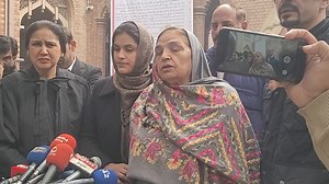 2.6K views · 475 reactions | 48 گھنٹوں کی مہلت دیتی ہوں،عمر ڈار کو ماں کے پاس پہنچا دو۔۔پولیس والوں کو دیکھتی ہوں تو خون کھولنے لگتا ہے،،ریحانہ ڈار کی غصے سے بھرپور پریس کانفرنس | Global Pakistan | Facebook