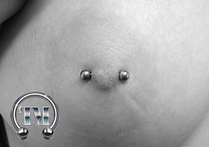 Brustwarzenpiercing - Piercer & Piercerin - Tempel München Piercingstudio