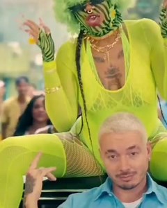 Vamos a entrar en calor mirando el video oficial de #Perra 🐩 by J Balvin & Tokischa 🔥. Dale play a #LoMásNuevo en YouTube y mueve el booty 🍑 con este hit. https://www.youtube.com/watch?v=UrhrE7VojWI | Universal Music Central America