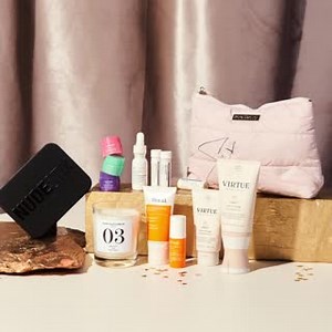 Calling all beauty lovers, you can enjoy a SEPHORA Holiday Beauty Pack including a Murad Glow Gift Set, Virtue Style & Strengthen Kit and Rare Beauty Puffy Makeup bag signed by Selena Gomez. Your ultimate Christmas glow up has arrived, valued at $300. Visit our Instagram at @chadstone_fashion to enter. https://www.instagram.com/chadstone_fashion/ | Chadstone.AU