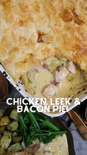 (new!) Chicken, Leek & Bacon Pie! 😍🥧 A delicious and comforting homemade chicken, leek & bacon pie which is an easy and perfect dinner idea for the family. Say hello to probably the first proper recipe of homemade proper food on this blog, and I hope you LOVE IT. It’s cosy, it’s warm, it’s the perfect delicious dish that I adore making during the week or at weekends, as it really is so easy to make! 🤤🍲 Recipe ▪️2x sheets of puff pastry ▪️200g bacon lardons ▪️2 medium leeks ▪️600g chicken bre