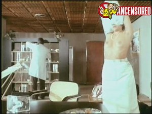 Daniela Doria Desnuda (tenía 21 años en esta escena) en El ginecólogo de la mutua (1977)