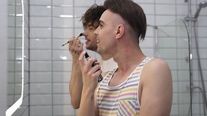 Männliches Schwulenpaar, das sich morgens vorbereitet,: Stockvideos & Filmmaterial (100 % lizenzfrei) 1073208413 | Shutterstock