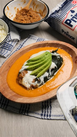 Dale un giro delicioso a tu menú con estos chiles rellenos de frijol y queso, una propuesta irresistible que hará brillar tu mesa. ✨ #RecetasAuténticas #CocinaCasera #SaborInigualable Ingredientes 🔹1 cda. de Manteca Primor® 🔹1 diente de ajo 🔹½ cebolla 🔹5 jitomates en cubos 🔹½ tza. de caldo de pollo 🔹1 cdta. de orégano 🔹1 cdta. de sal 🔹1 tza. de chorizo 🔹1 diente de ajo picado 🔹¼ cebolla picada 🔹2 tzas. de frijoles refritos 🔹Suficiente agua 🔹1 cda. de vinagre de manzana 🔹2 cdas. de 