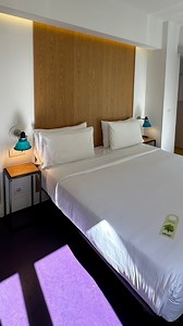 ¡Te presentamos nuestra habitación doble - pequeña! 🤩 Espacios modernos, confortables y diseñados para que disfrutes de una estancia inolvidable en Madrid ¿Te gustaría alojarte en una de ellas? Tenemos muchas más tipologías, consultanos disponibilidad.✅ ¡Reserva ahora! #madrid #hotelmadrid #hotelsostenible #hotelbcorp #bcorp #atocha #quehacerenmadrid #hotel #queverenmadrid | SLEEPN Atocha